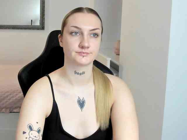 AlexaKisses webcam