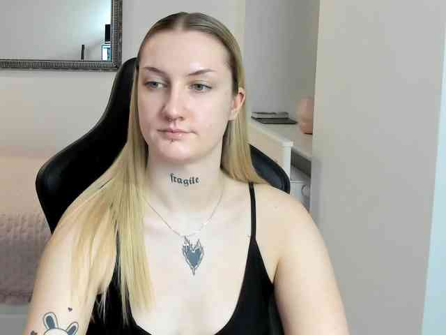 AlexaKisses webcam