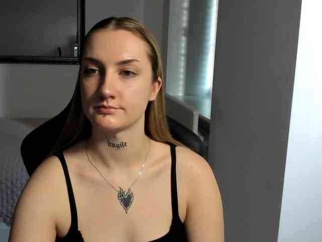 AlexaKisses webcam