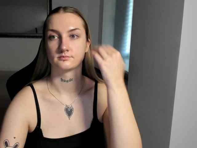 AlexaKisses webcam
