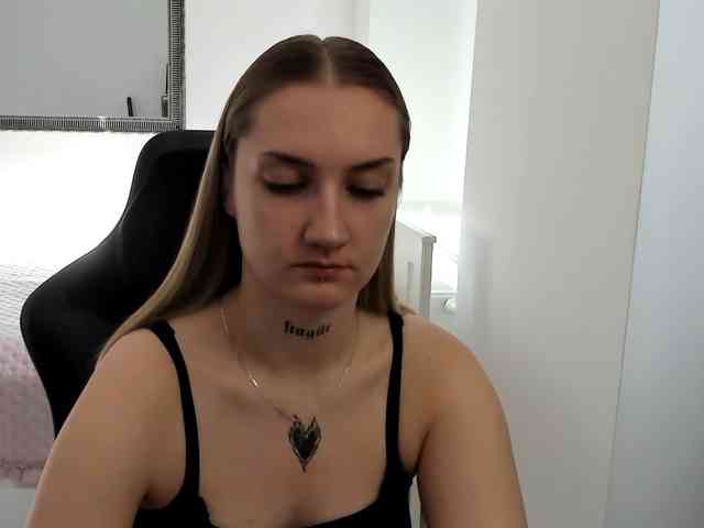 AlexaKisses webcam