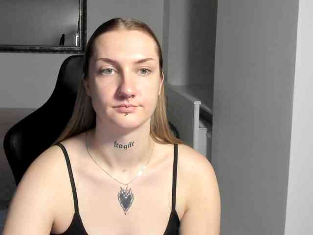 AlexaKisses webcam