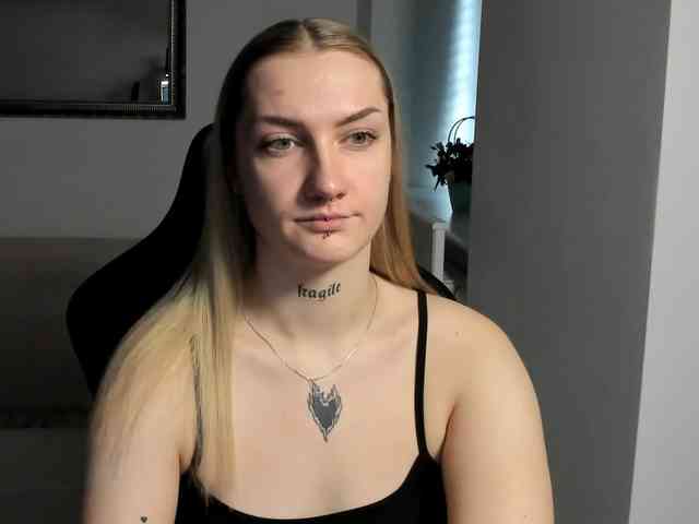 AlexaKisses webcam