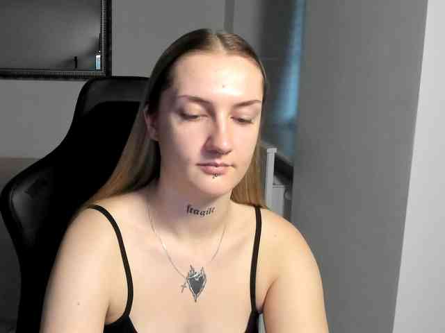 AlexaKisses webcam