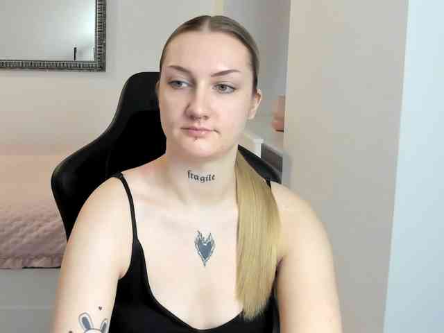 AlexaKisses webcam