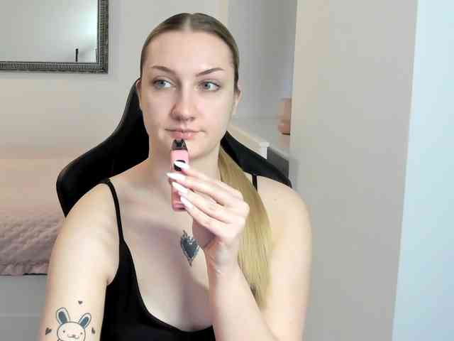 AlexaKisses webcam
