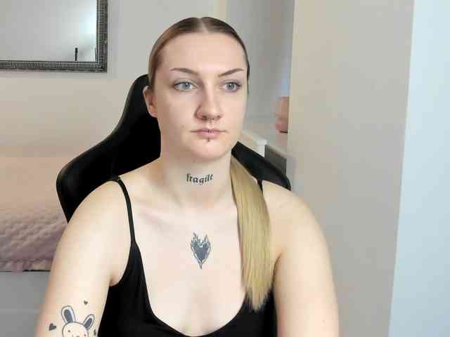 AlexaKisses webcam