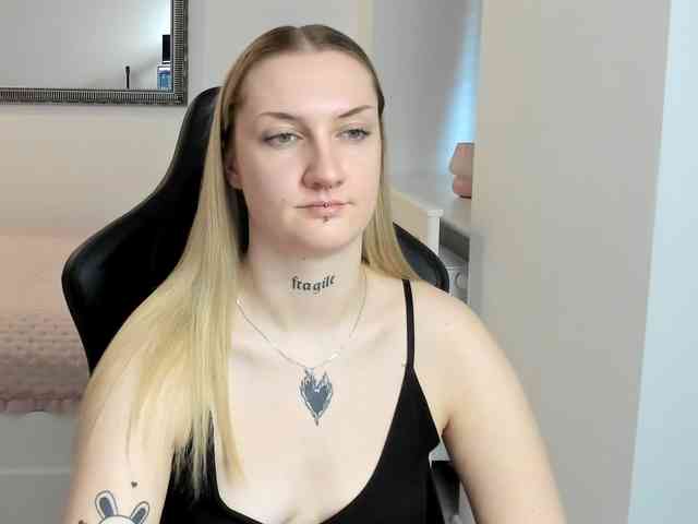 AlexaKisses webcam