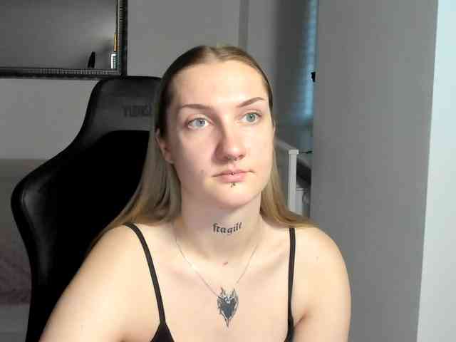 AlexaKisses webcam