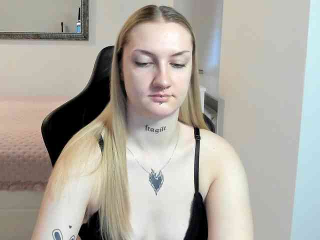 AlexaKisses webcam