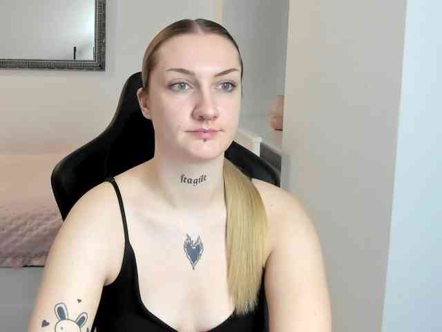 AlexaKisses webcam
