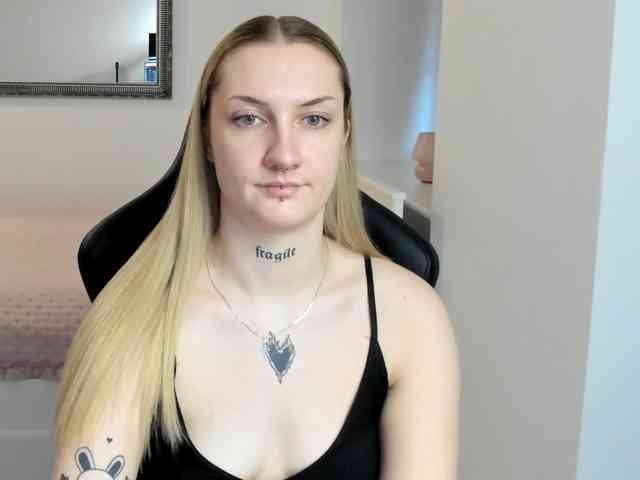 AlexaKisses webcam