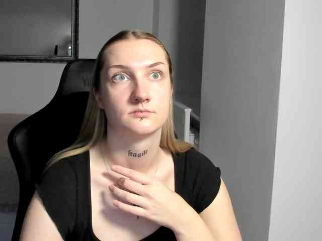 AlexaKisses webcam