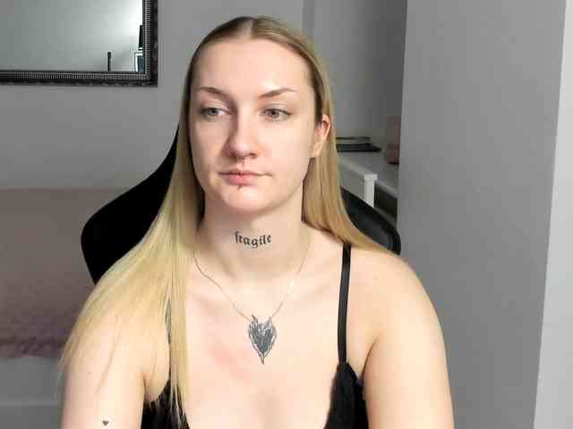 AlexaKisses webcam