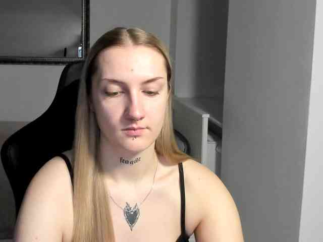 AlexaKisses webcam
