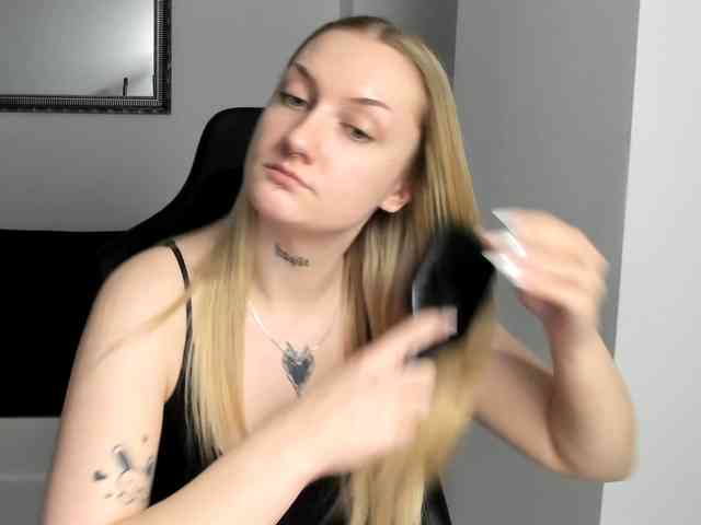 AlexaKisses webcam