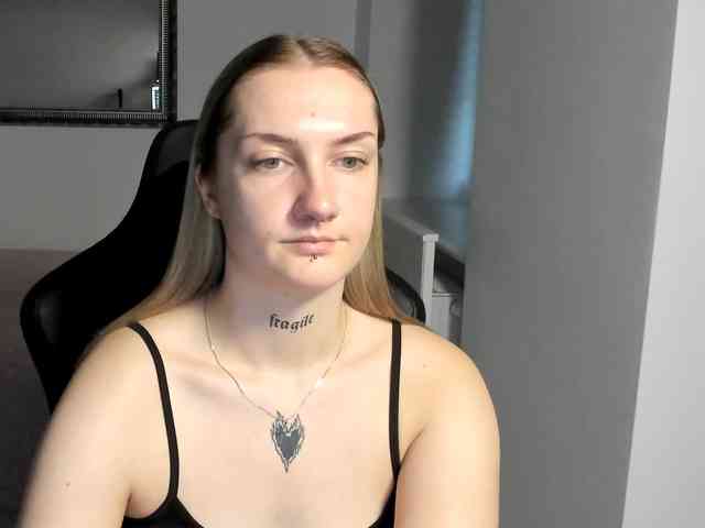 AlexaKisses webcam