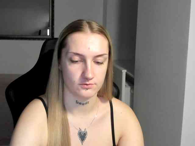 AlexaKisses webcam