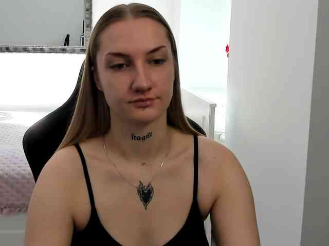 AlexaKisses webcam