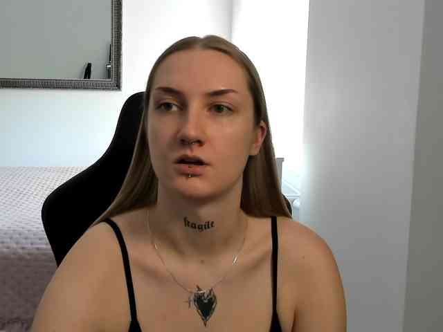 AlexaKisses webcam