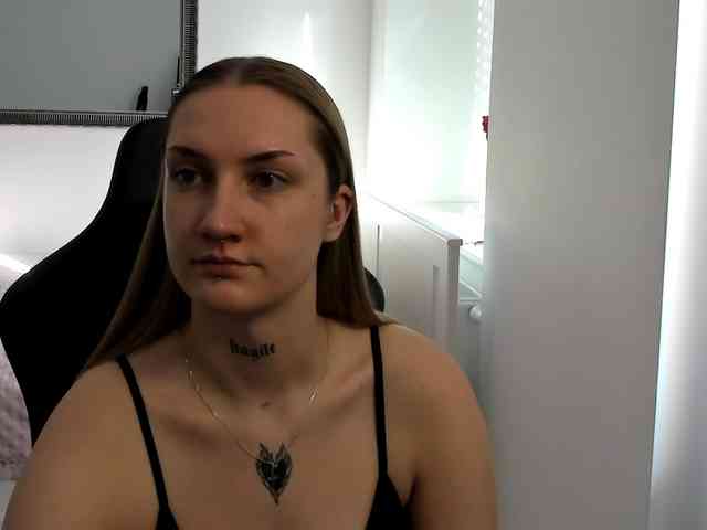 AlexaKisses webcam