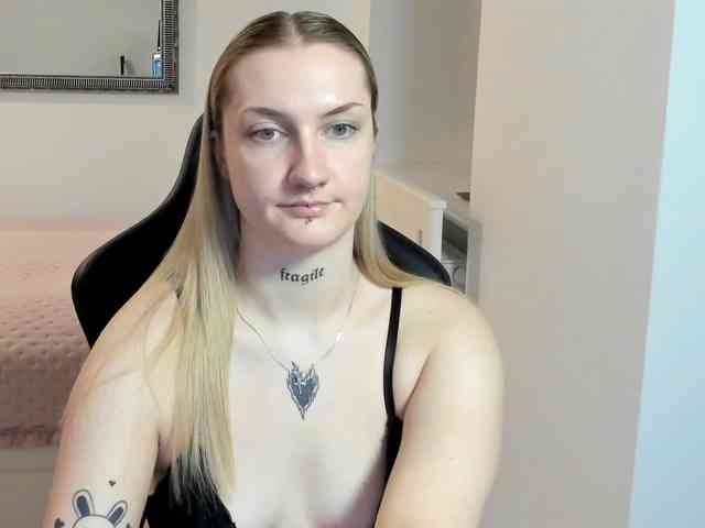 AlexaKisses webcam