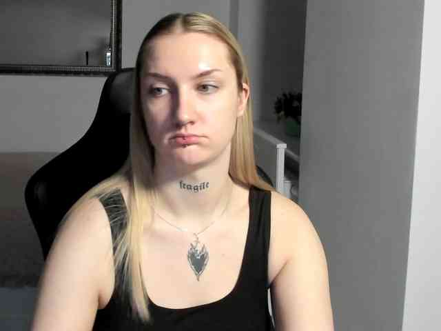 AlexaKisses webcam
