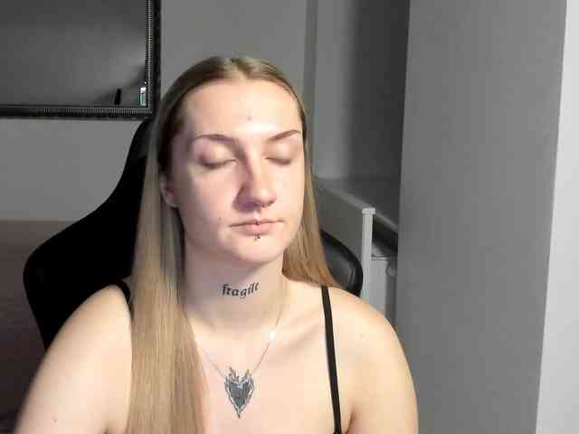 AlexaKisses webcam