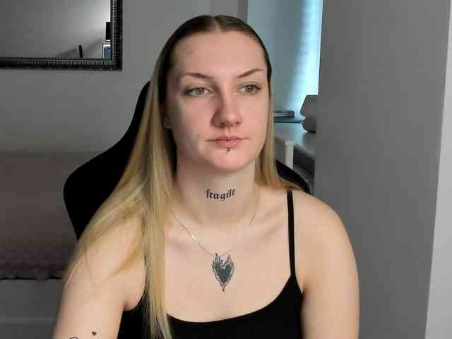 AlexaKisses webcam