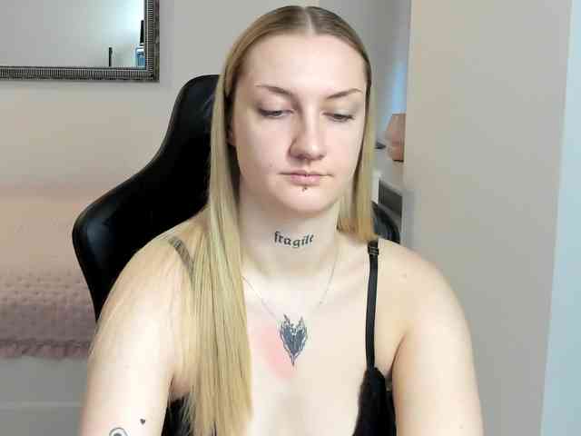 AlexaKisses webcam