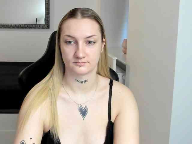 AlexaKisses webcam