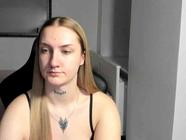 AlexaKisses webcam