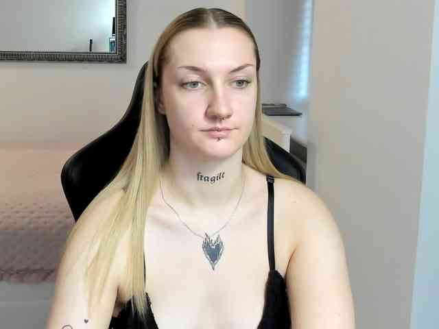 AlexaKisses webcam