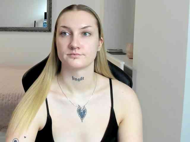 AlexaKisses webcam