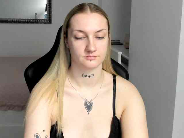 AlexaKisses webcam