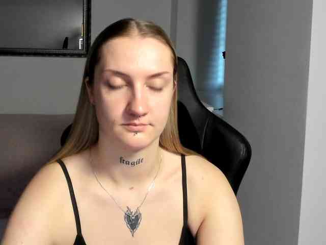 AlexaKisses webcam