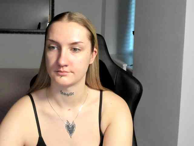 AlexaKisses webcam
