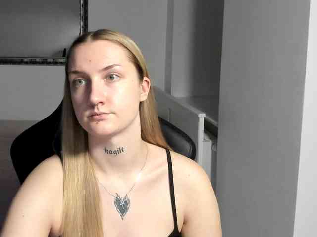 AlexaKisses webcam
