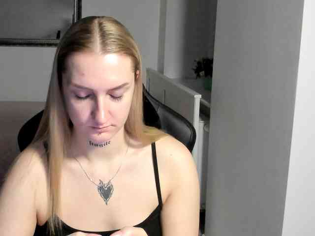 AlexaKisses webcam