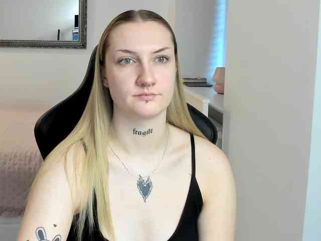 AlexaKisses webcam