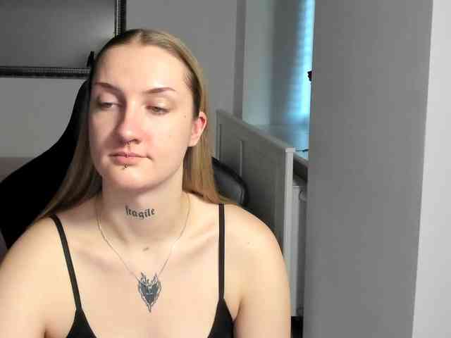 AlexaKisses webcam