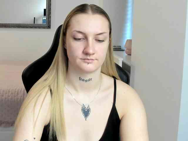 AlexaKisses webcam