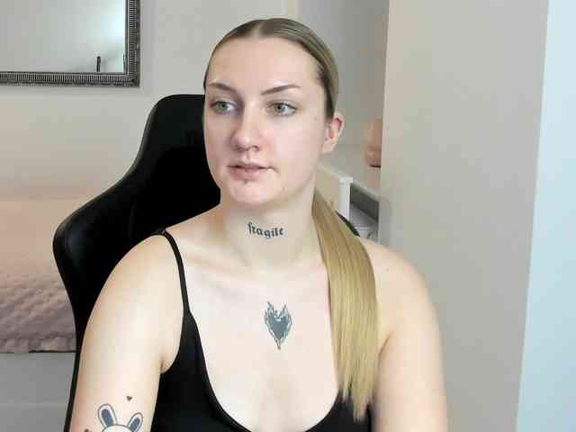 AlexaKisses webcam