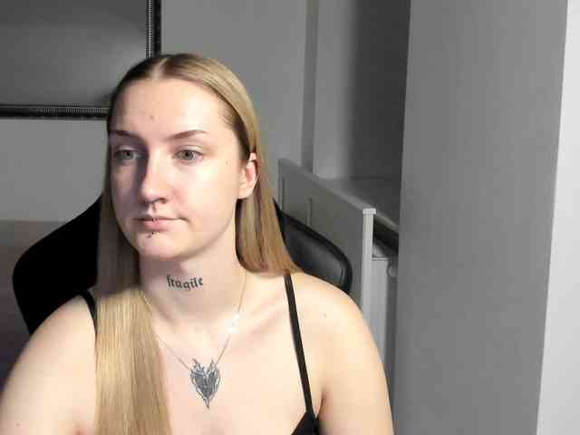 AlexaKisses webcam