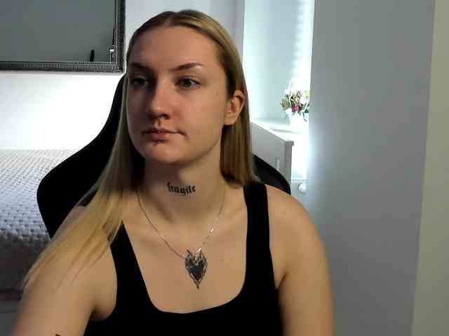 AlexaKisses webcam