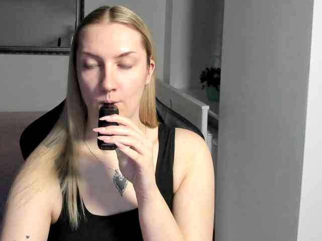AlexaKisses webcam