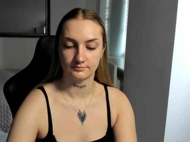 AlexaKisses webcam