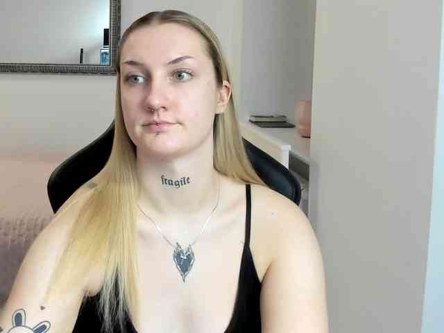 AlexaKisses webcam