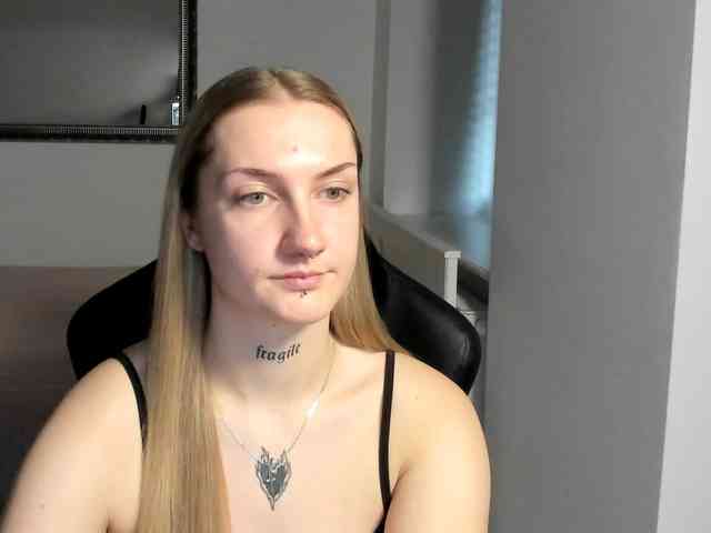 AlexaKisses webcam