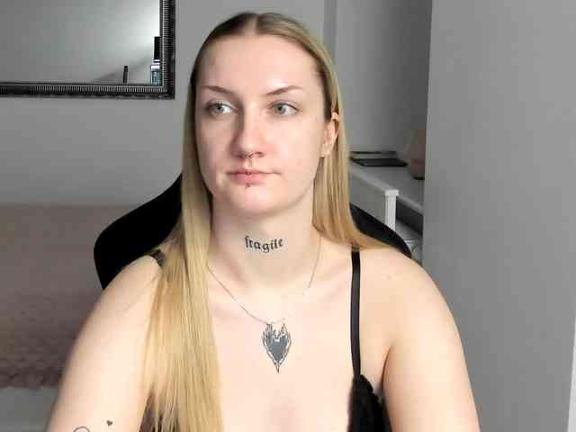 AlexaKisses webcam